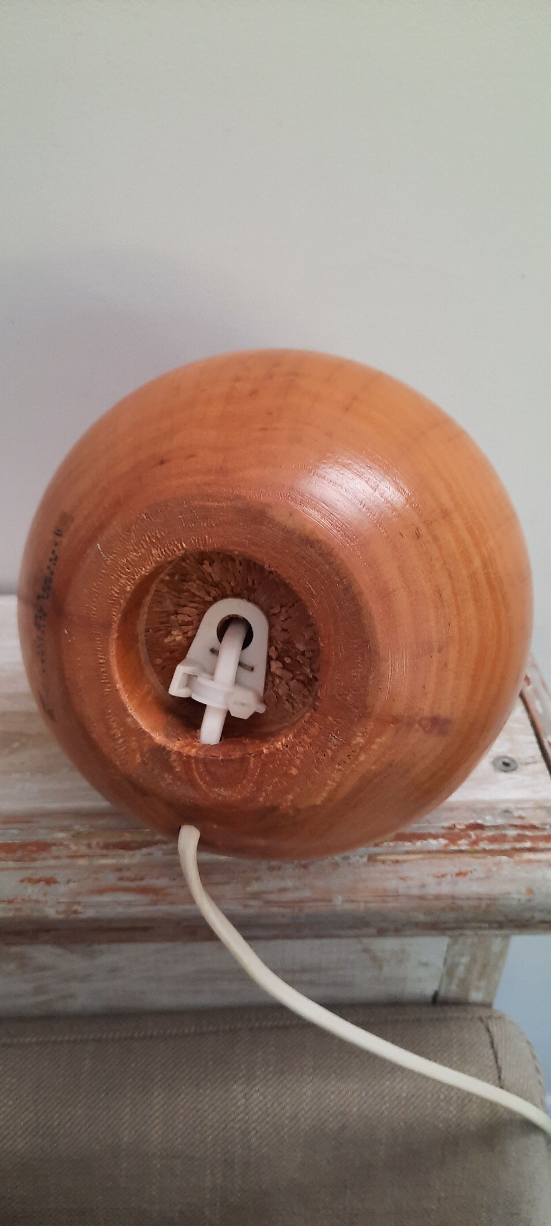 Round lamp foot in light wood