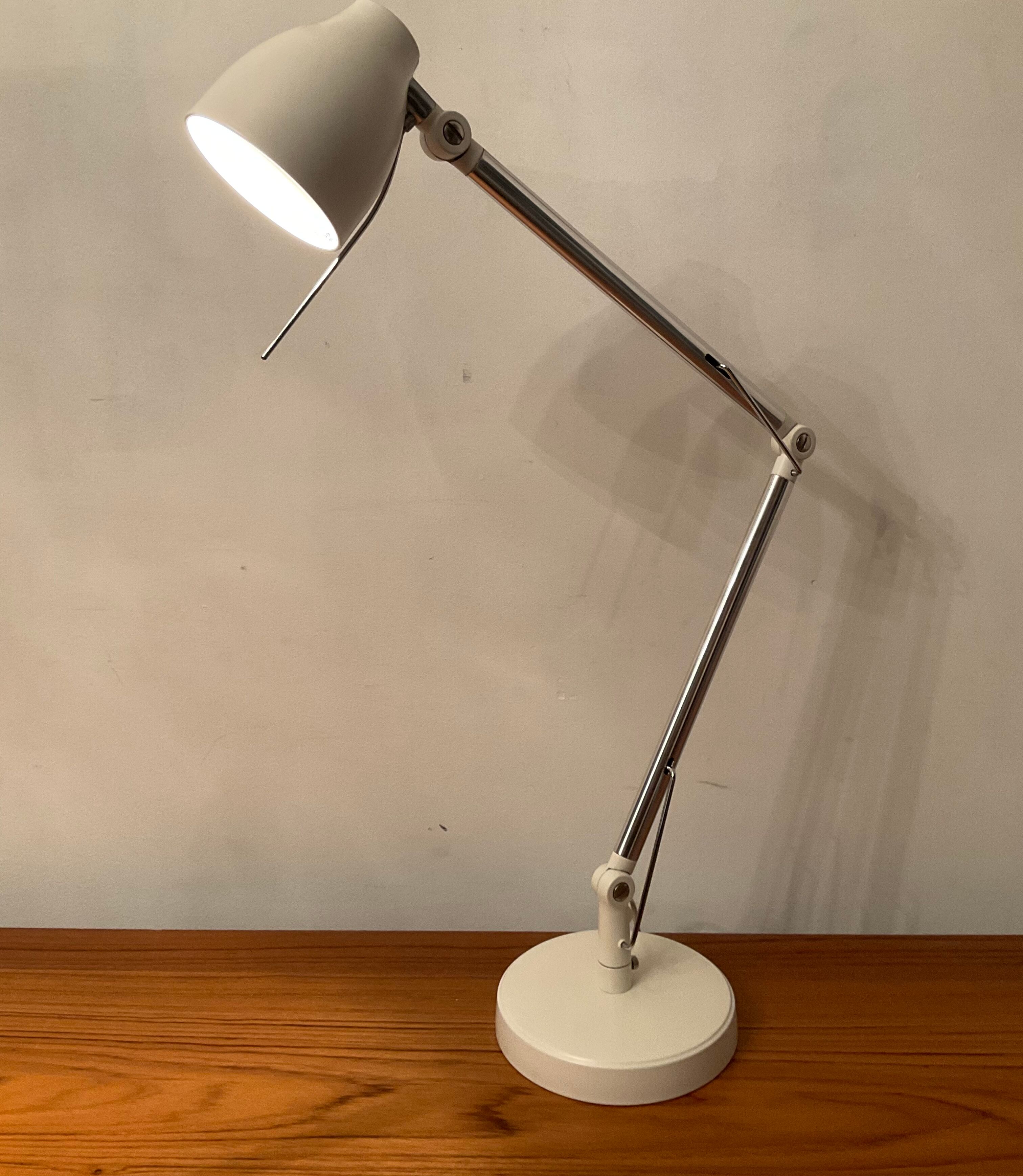 Articulated design desk lamp