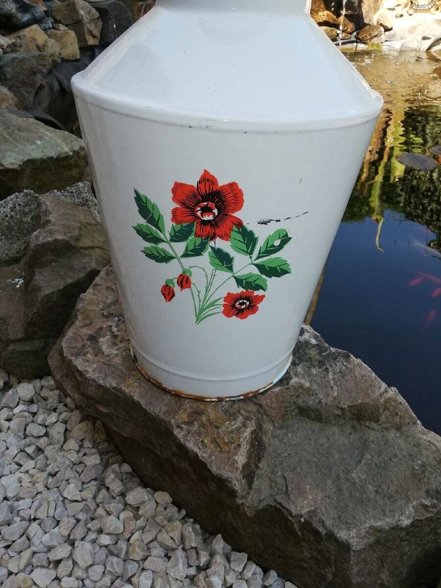 Pichet à eau émaillé blanc en métal — années 1950, motif floral et couvercle