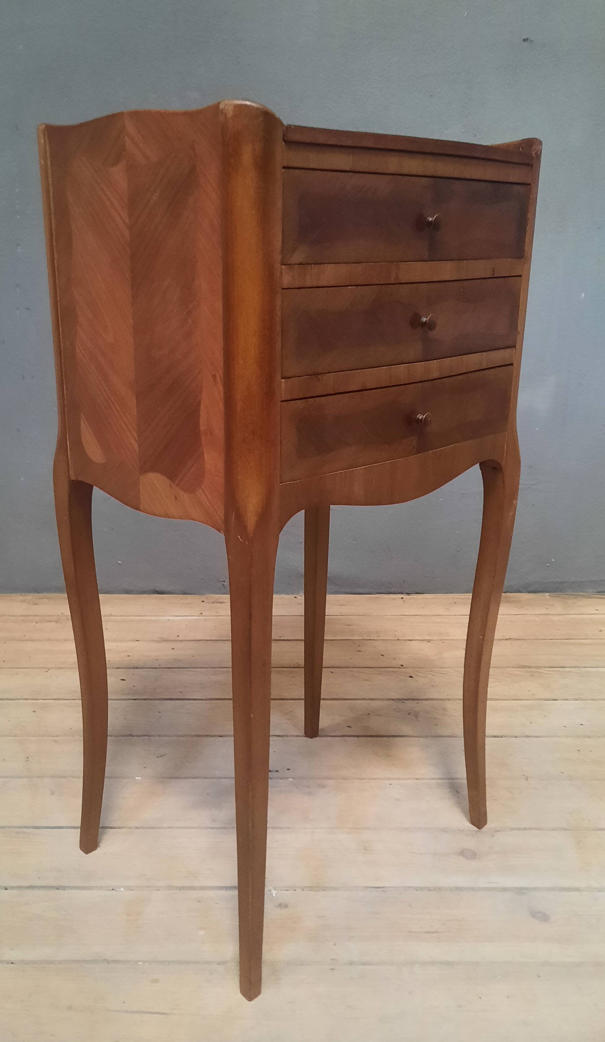 Louis XV style chest of drawers in veneered wood