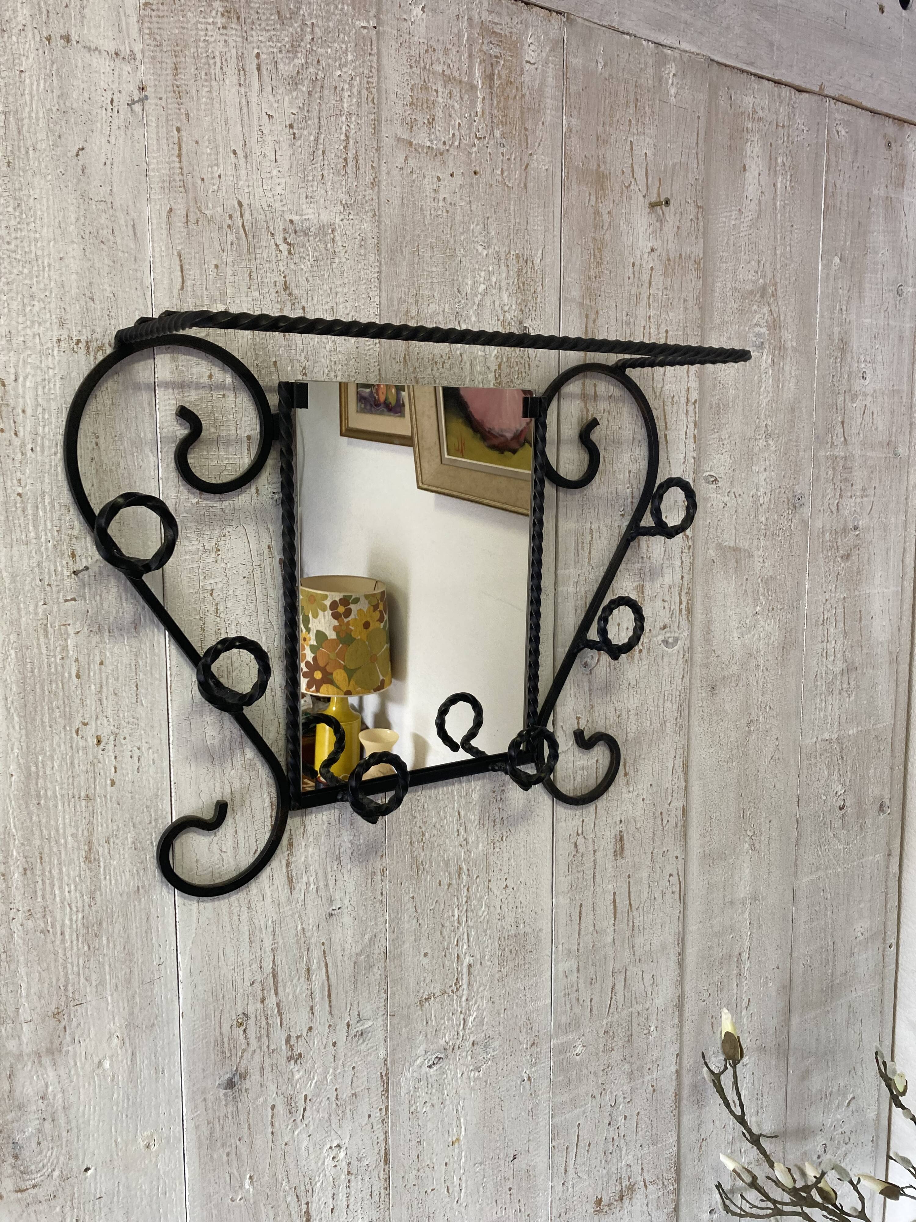 Wall-mounted coat rack with its mirror.