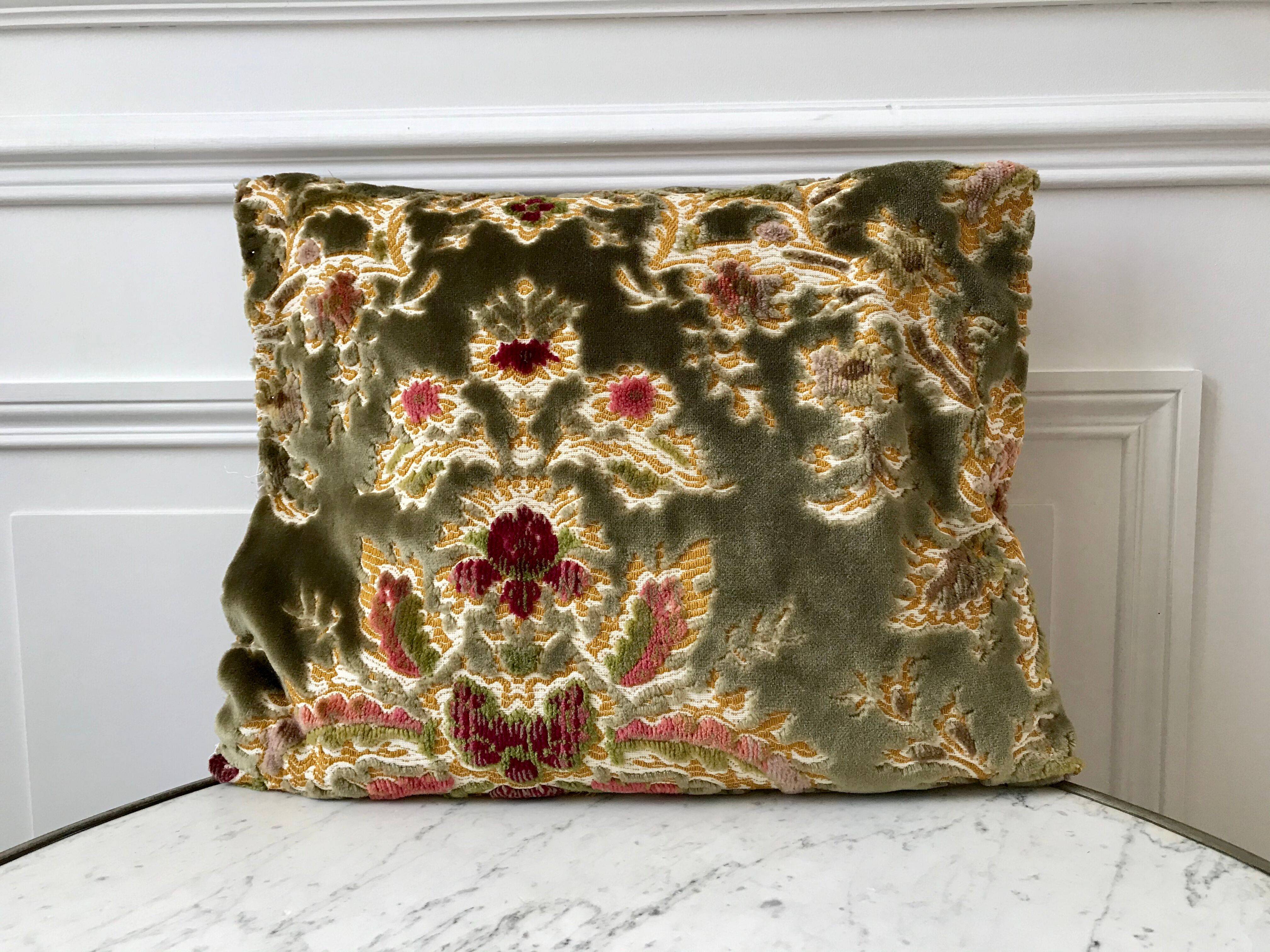 Coussin en velour ras vert sauge années 70