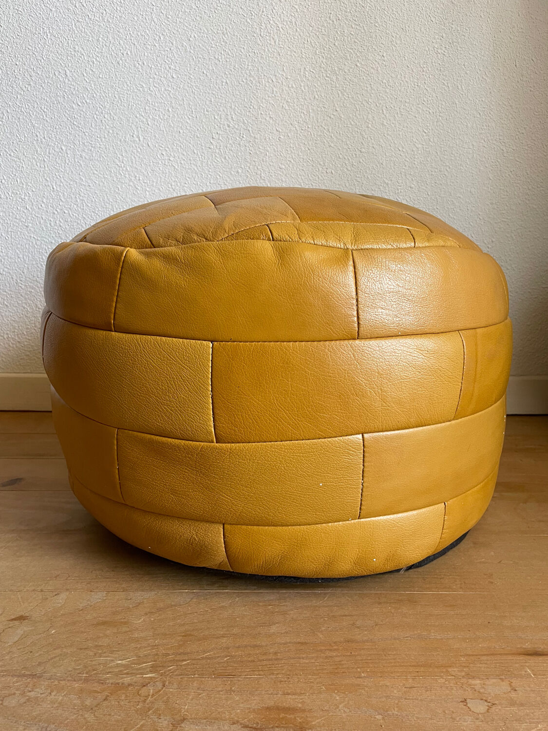 2 poufs moutarde patchwork en cuir de Sède