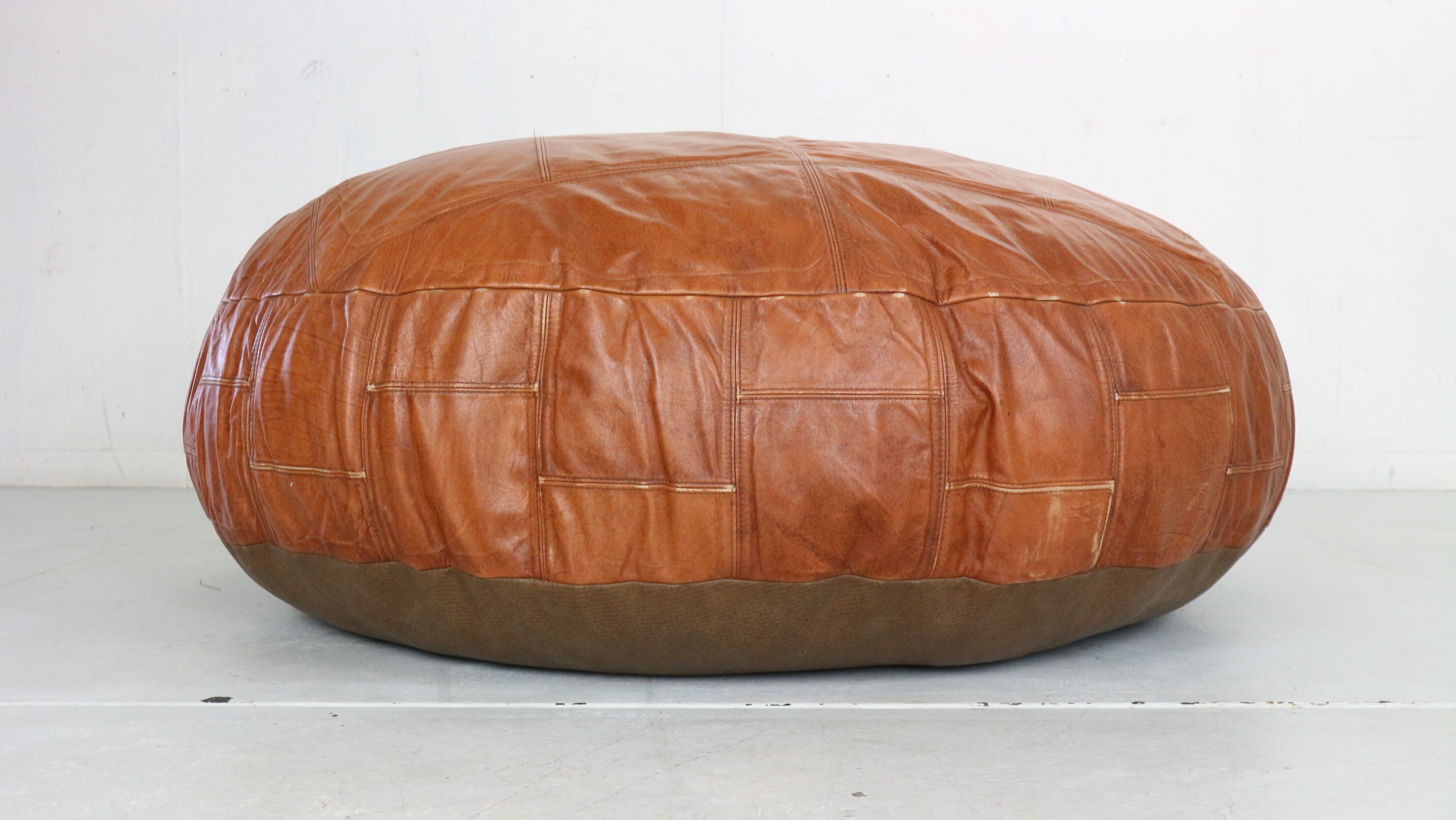 Pouf en cuir de couleur cognac 1960