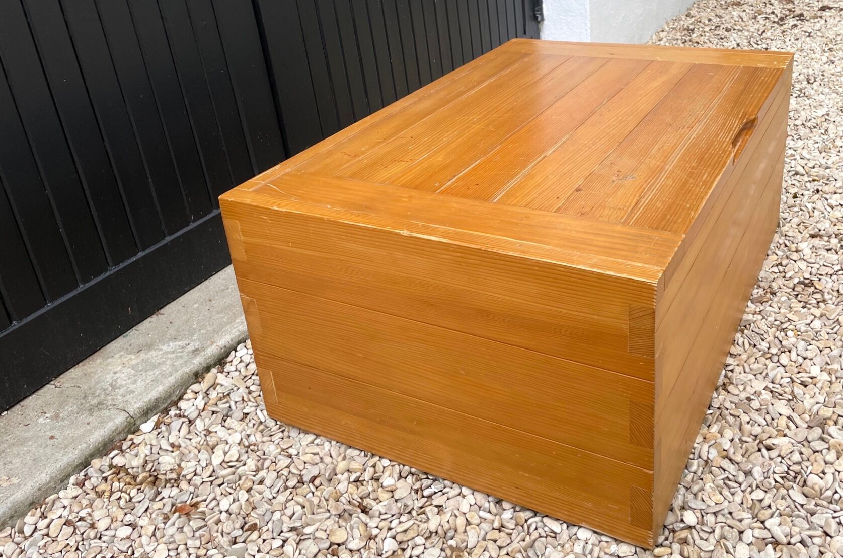 Coffre en pin de Roland Haeusler pour Regain, années 70