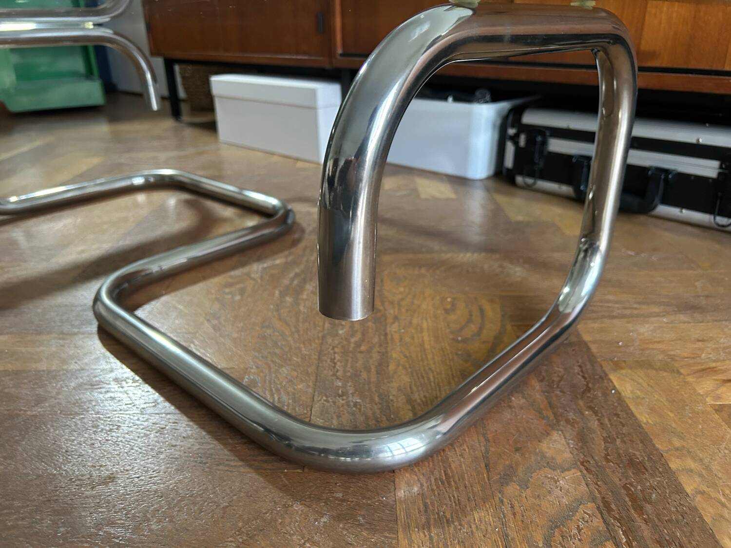 1970s design coffee table in rectangular glass with chrome legs