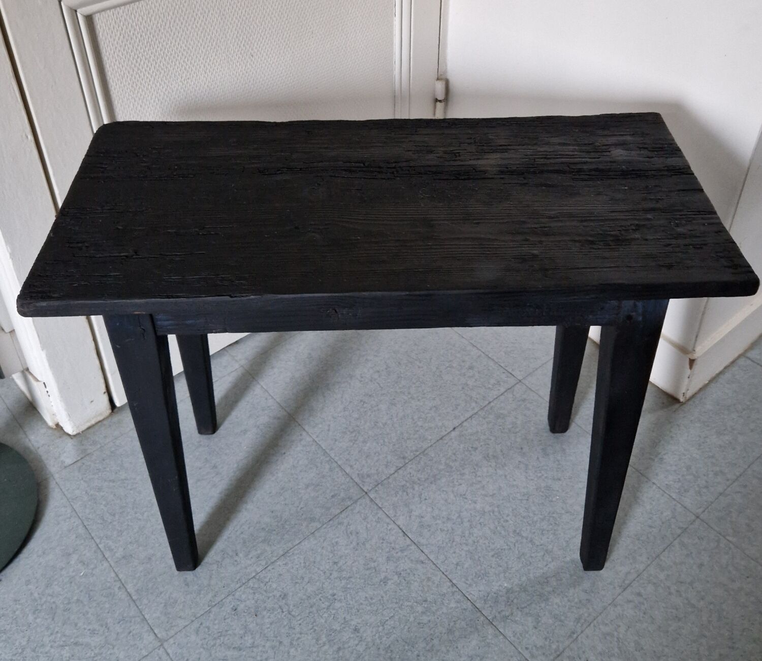 Table basse en bois brûlé