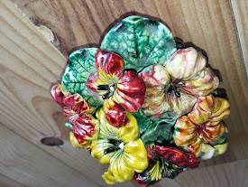 Vintage decorative object in ceramic majolica with pansy decoration – 1950s