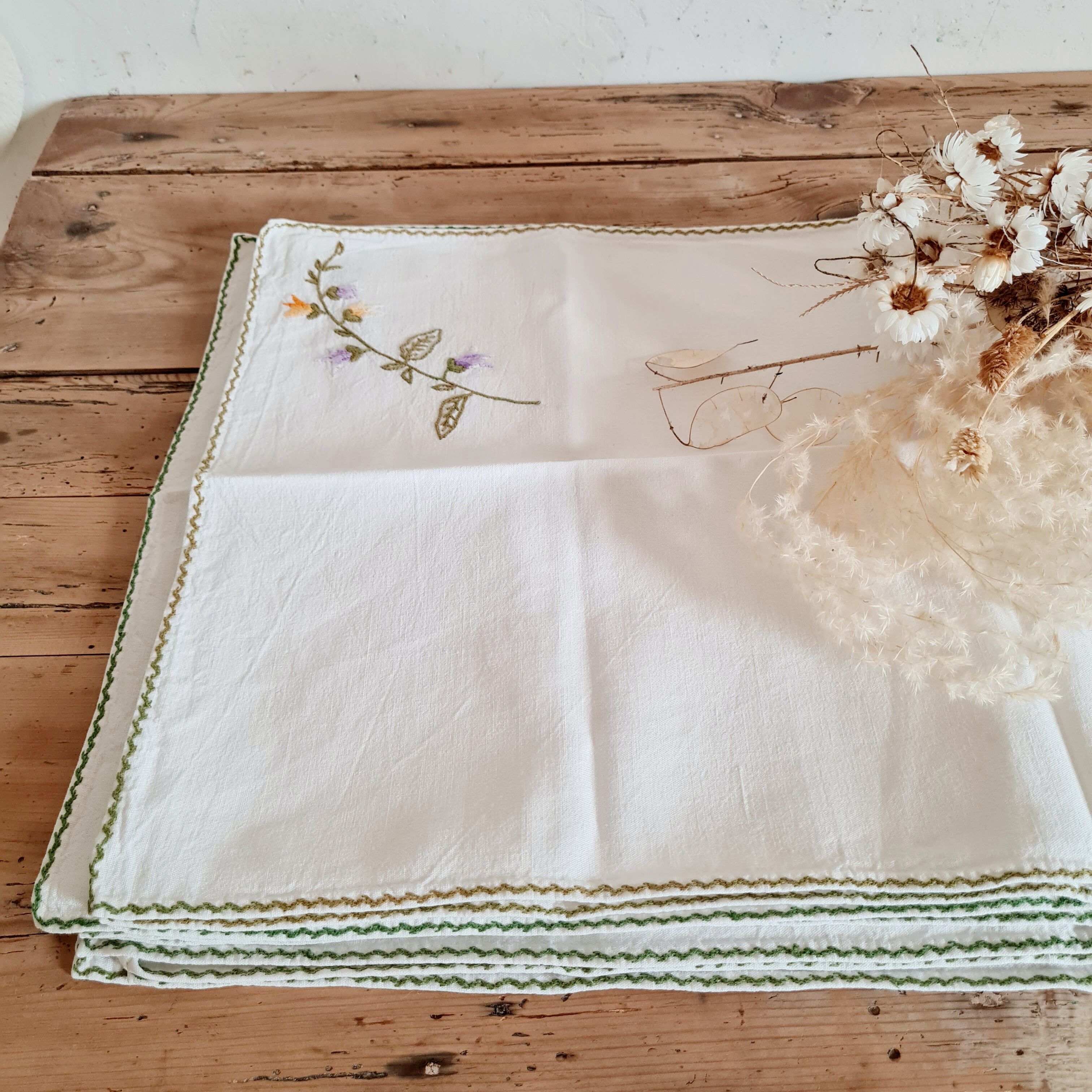 Set of 10 white towels embroidered flowers
