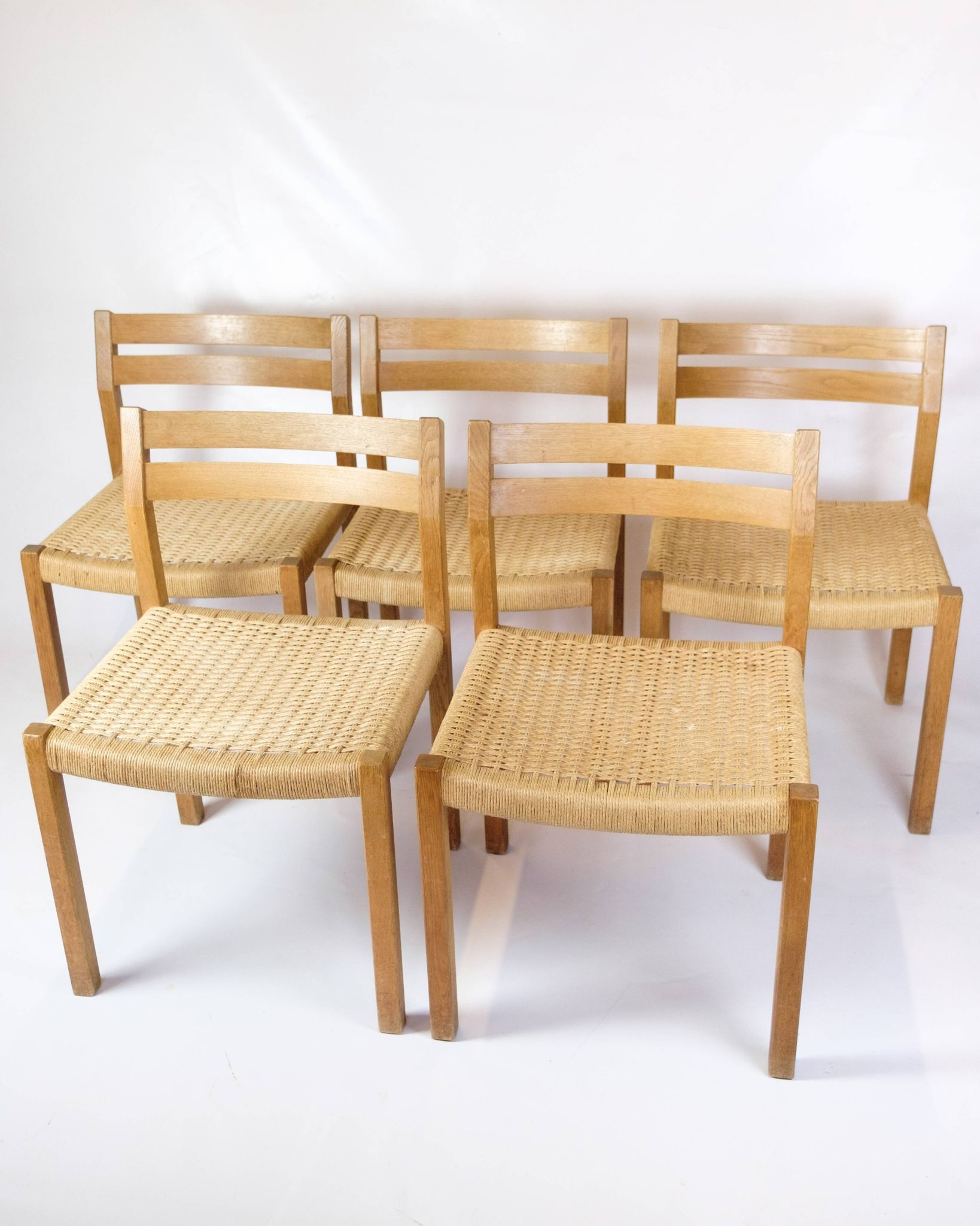 Ensemble de cinq chaises de salle à manger modèle 401 en chêne par Jørgen H. Møller