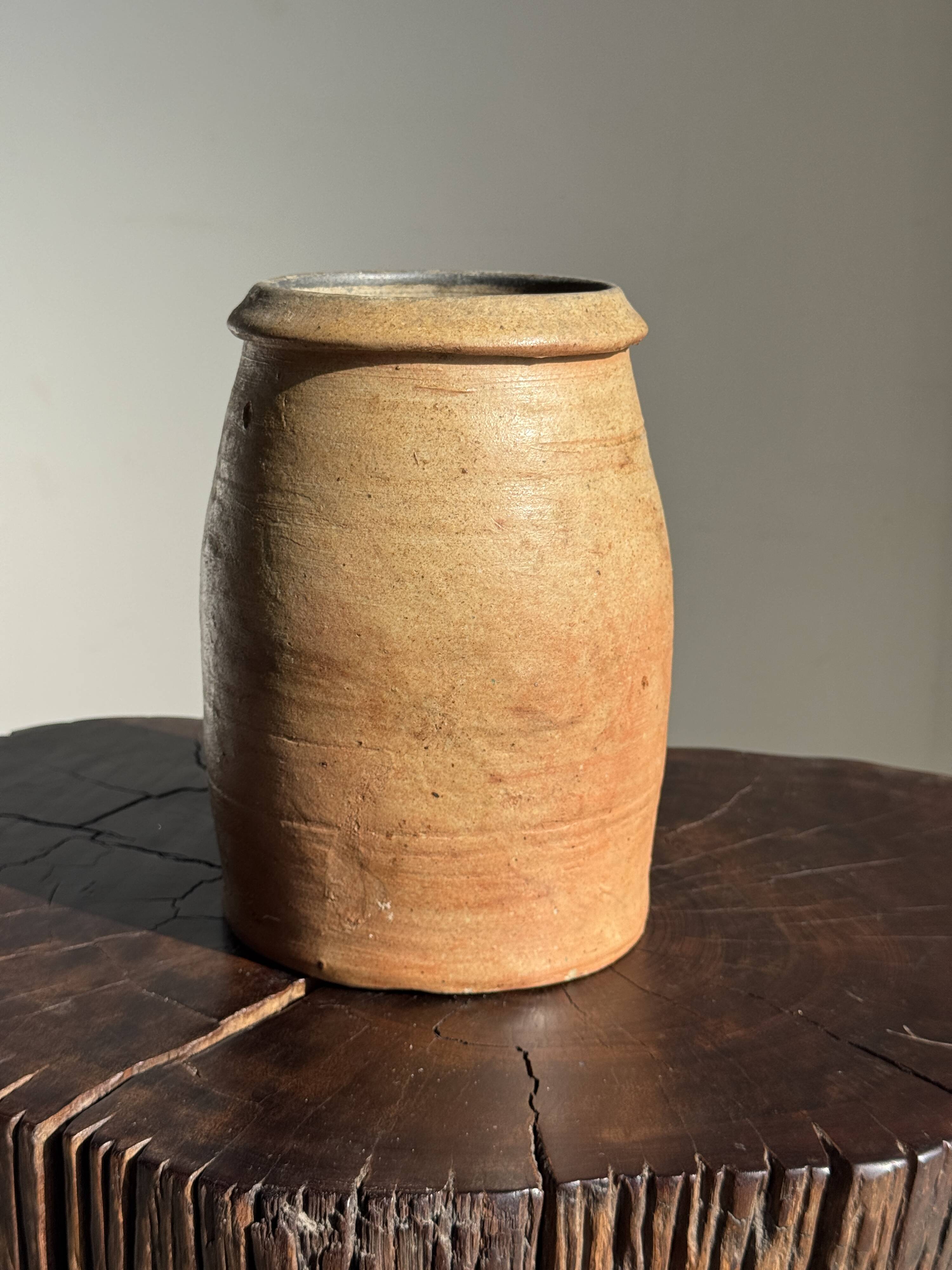 Large matte stoneware oval pot with beige handle H21 D12