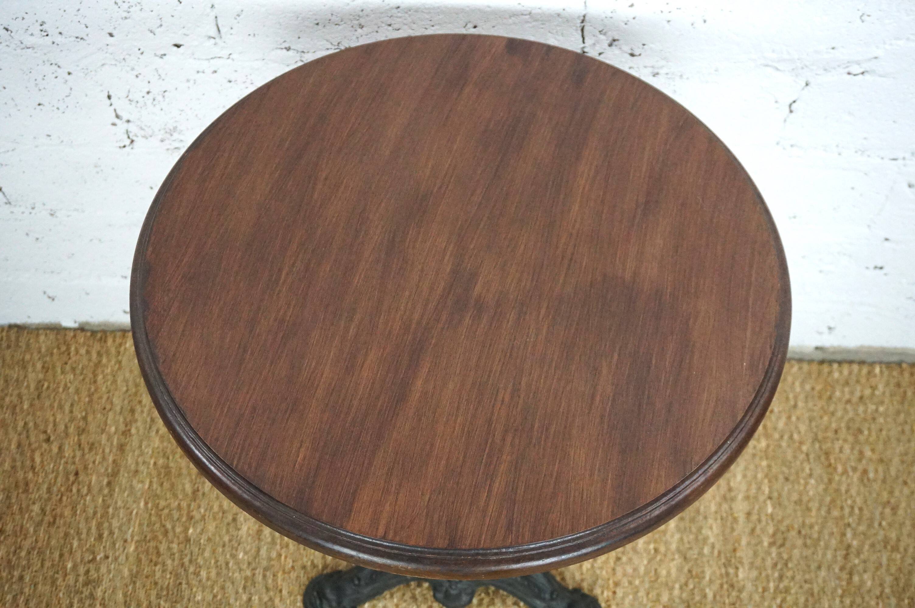 Table guéridon de bistrot pied fonte vintage plateau chêne finition chêne foncé