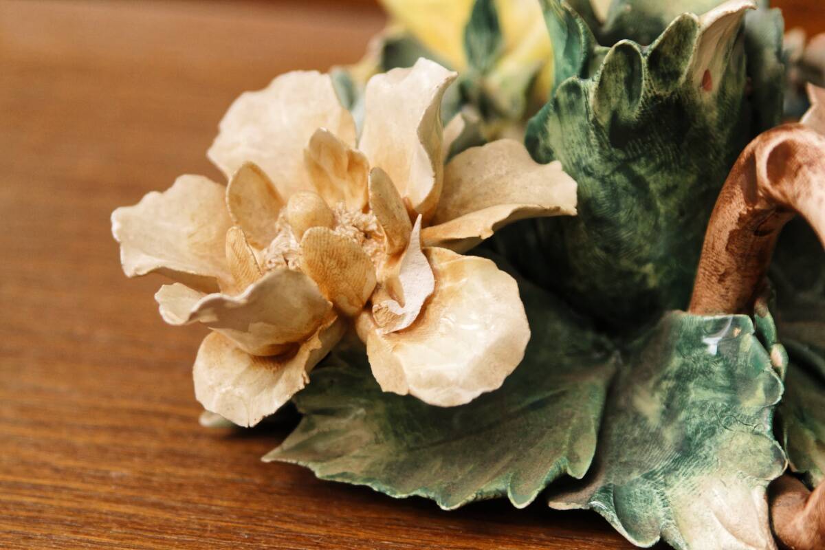 Bougeoir en porcelaine de Capodimonte, roses