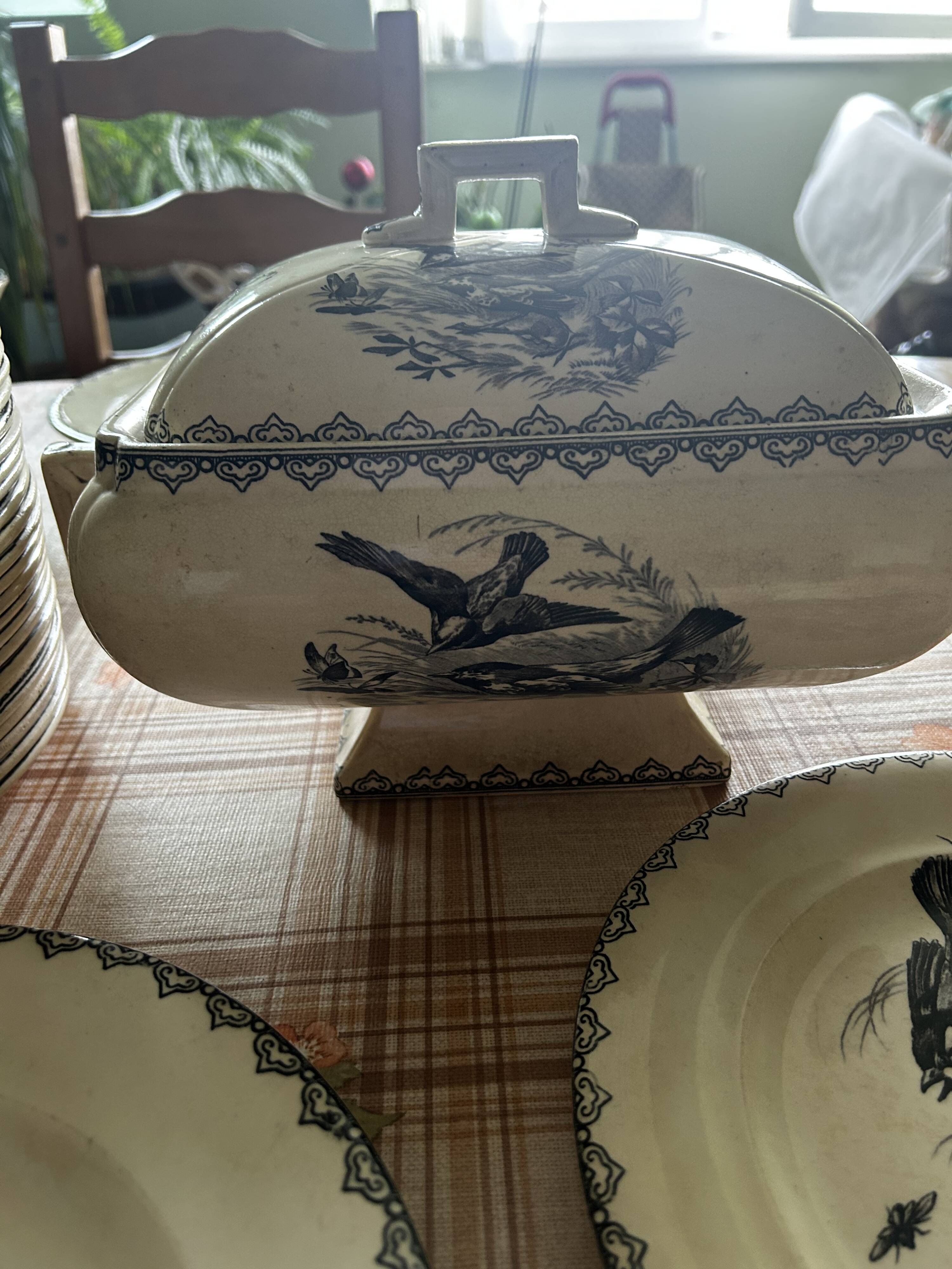 Clairefontaine tableware service, earthenware with bird decoration.