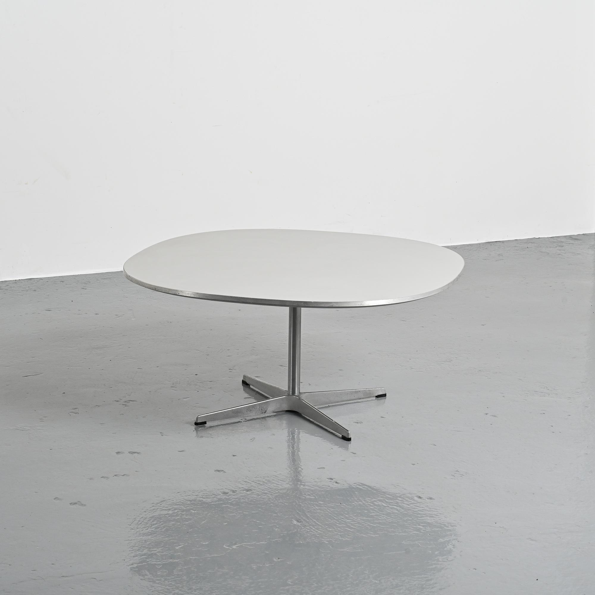 Coffee table by Arne Jacobsen, Fritz Hansen, circa 1970.