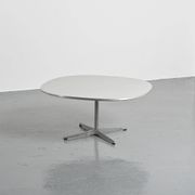 Coffee table by Arne Jacobsen, Fritz Hansen, circa 1970.