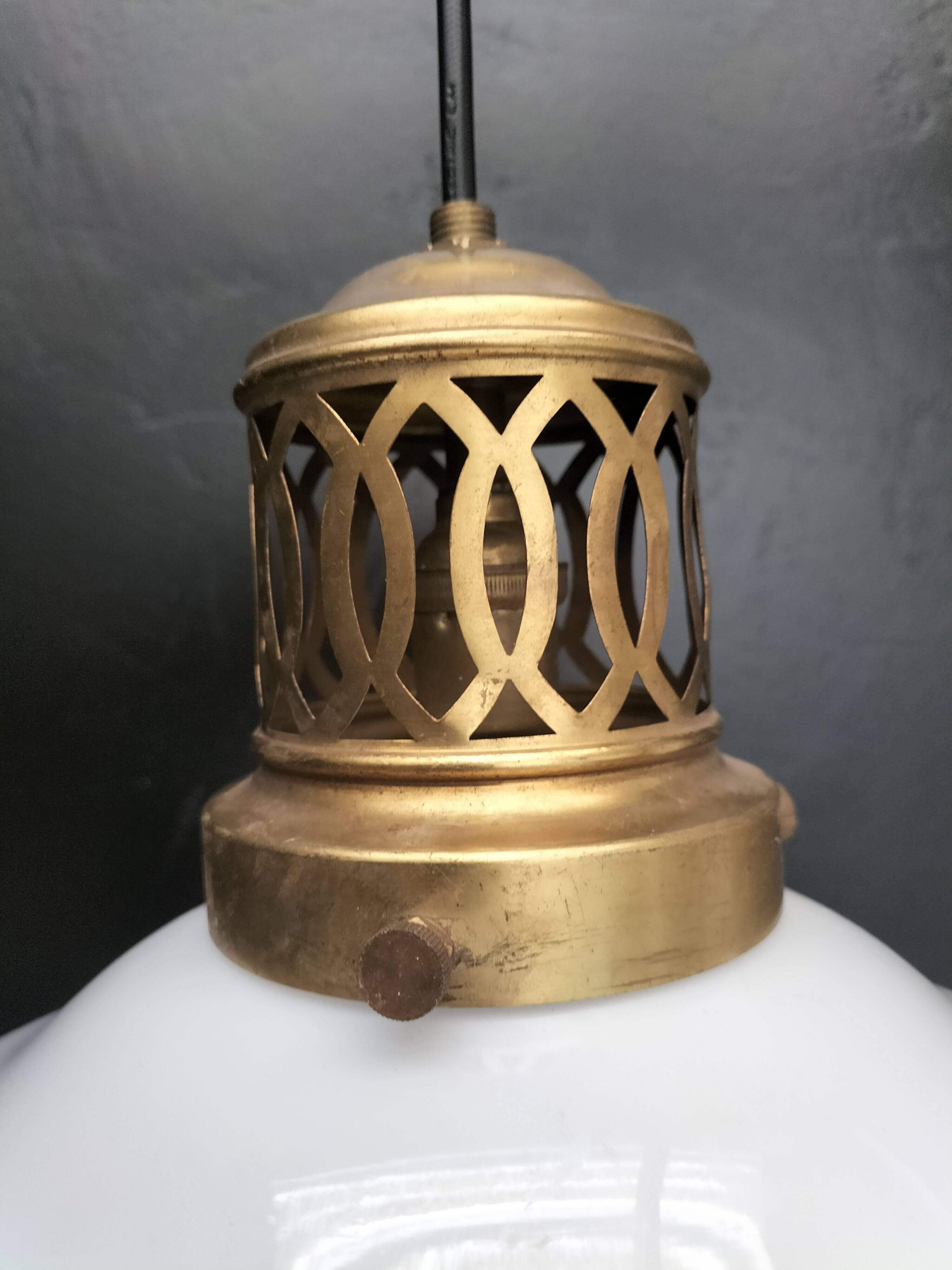 White opaline suspension