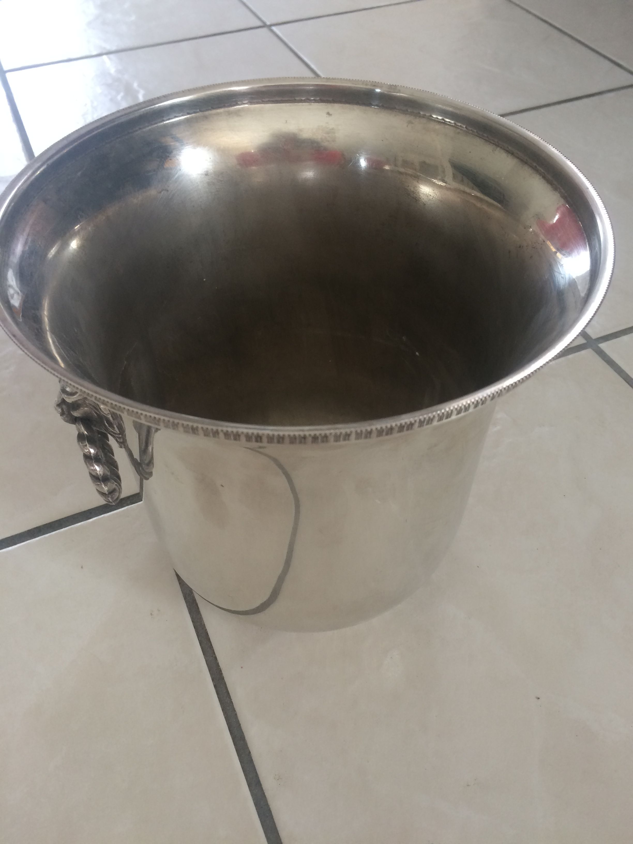 The 1940s silver metal ice bucket