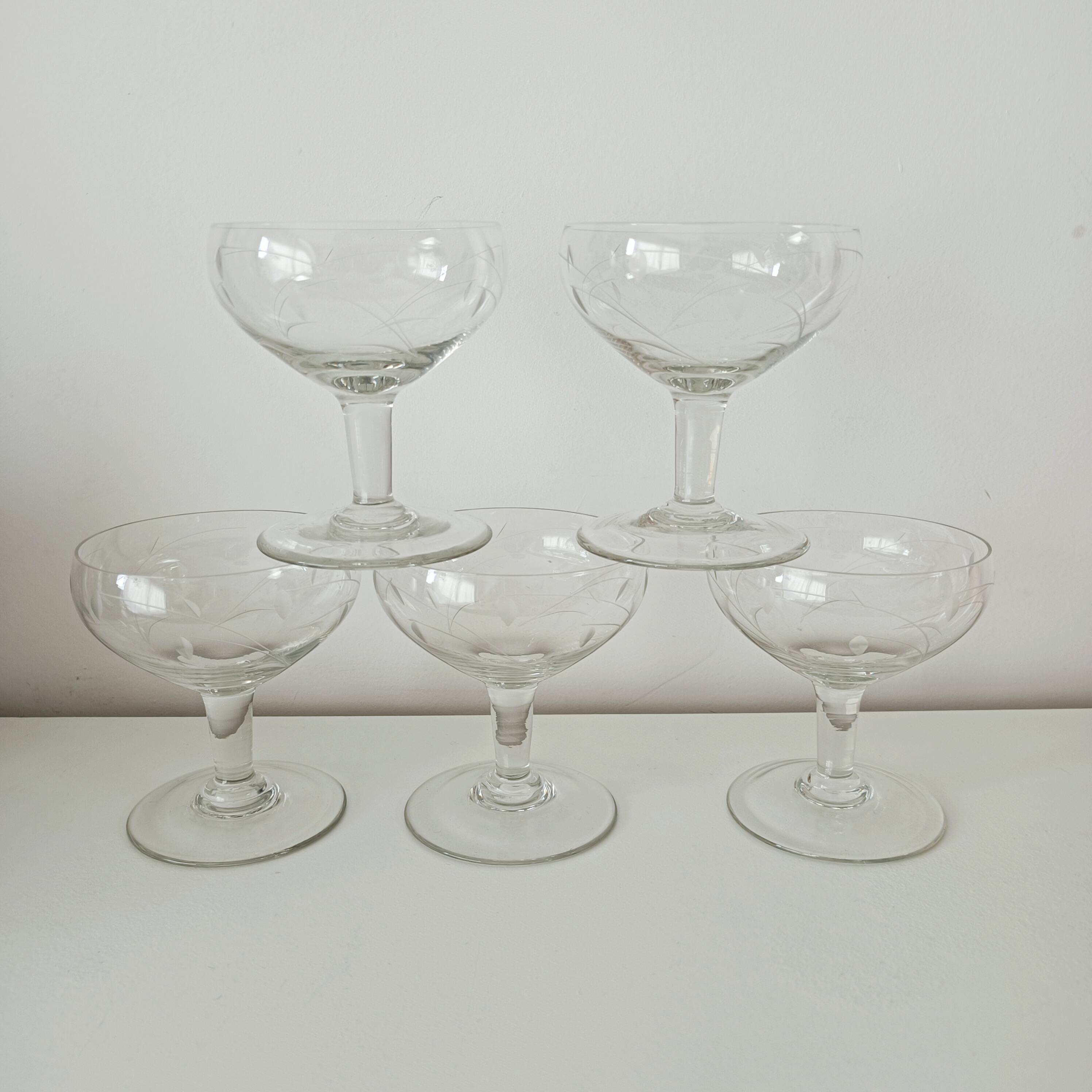 Lot de 5 coupes à champagne en verre gravé feuillage