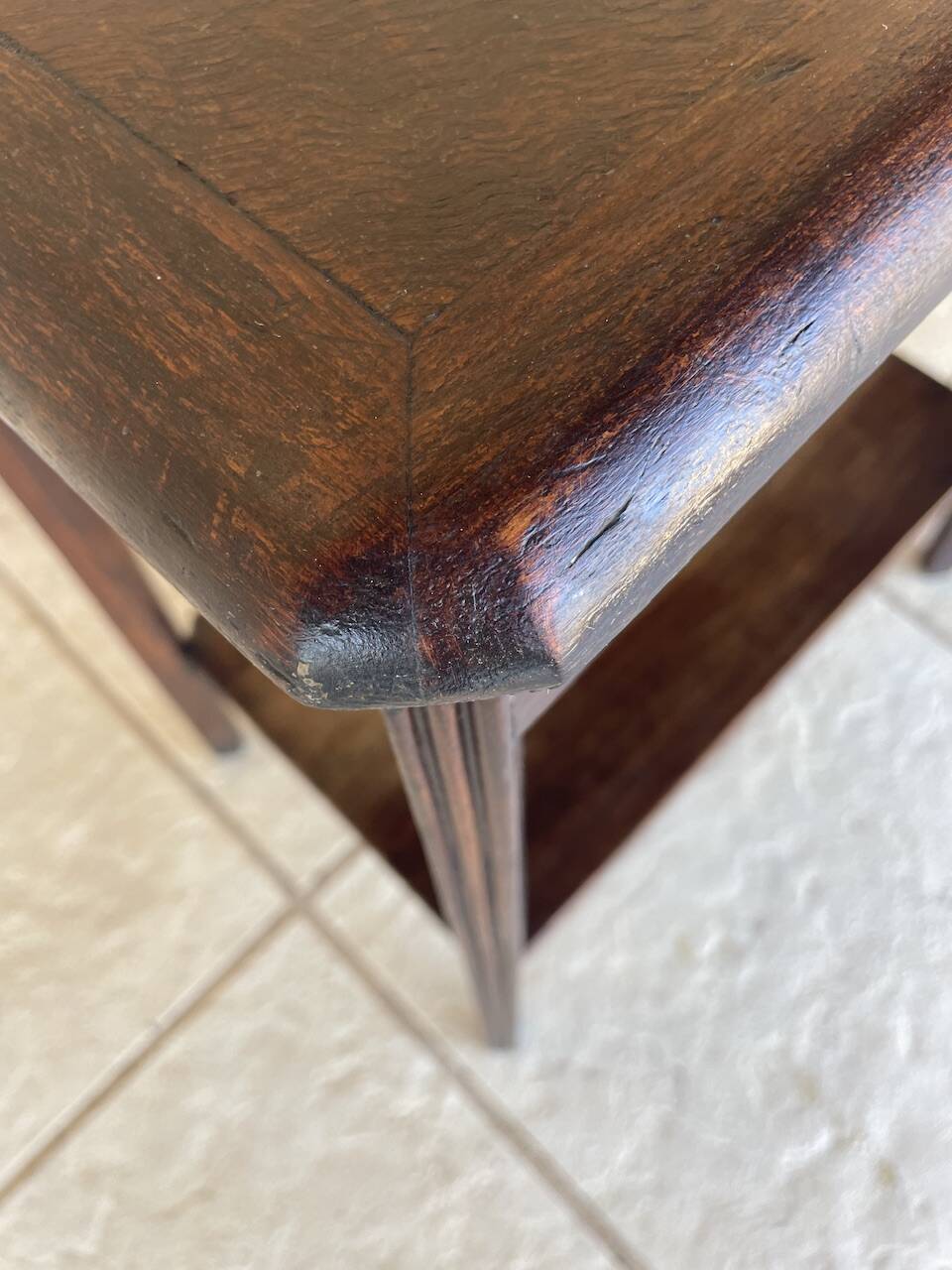 Table d'appoint Art déco en noyer avec étagère, années 1930