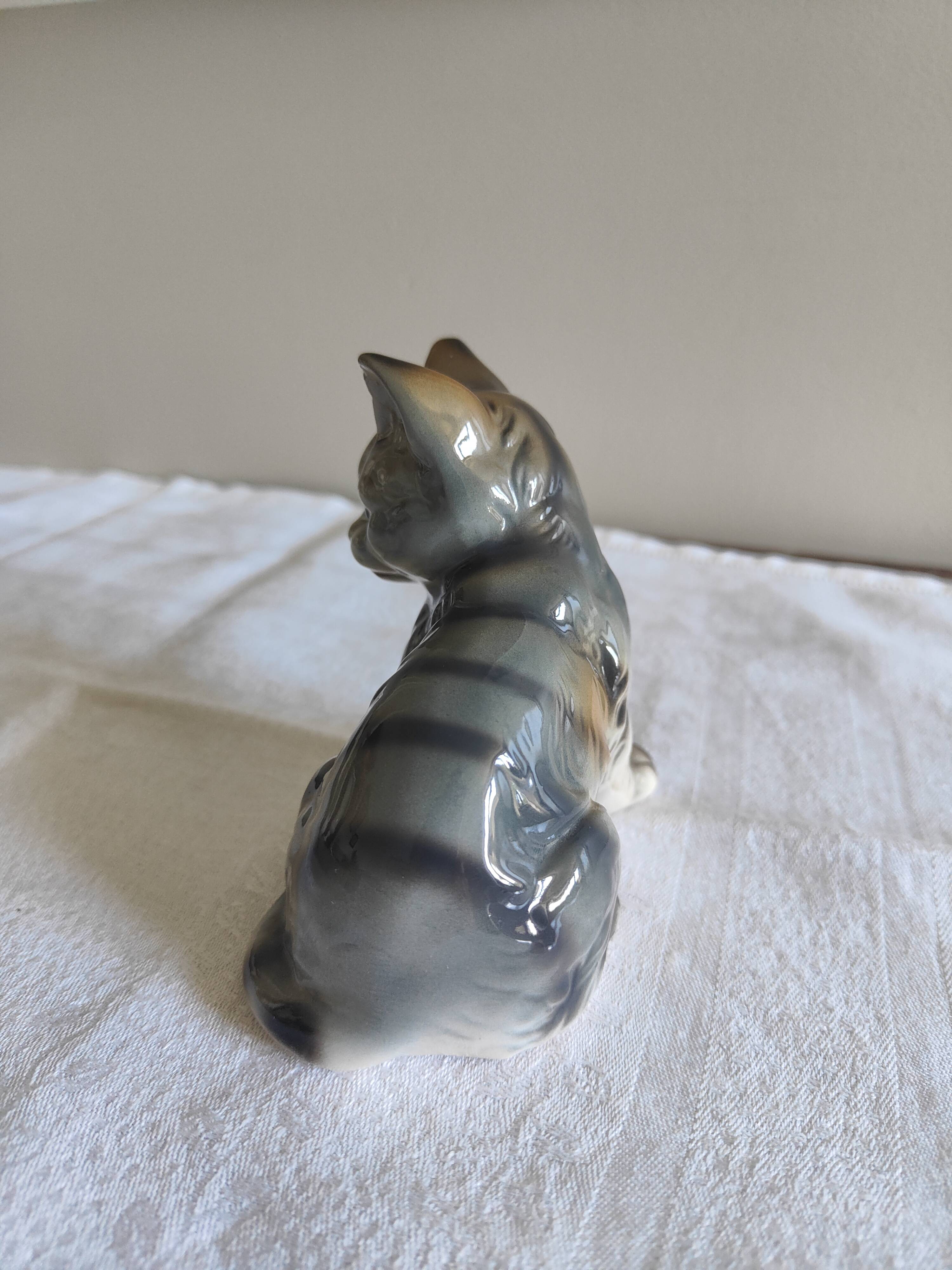 Figurine, Cat statuette, in old 20th century enameled ceramic. Animal figurine, vintage feline