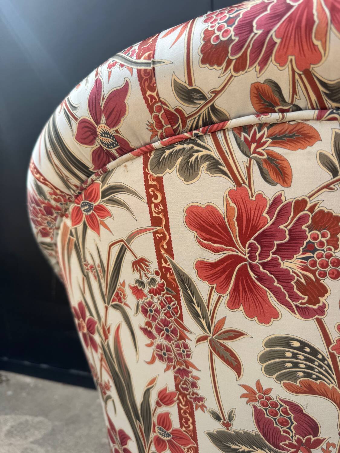 Fauteuil crapaud satin fleuri ancien