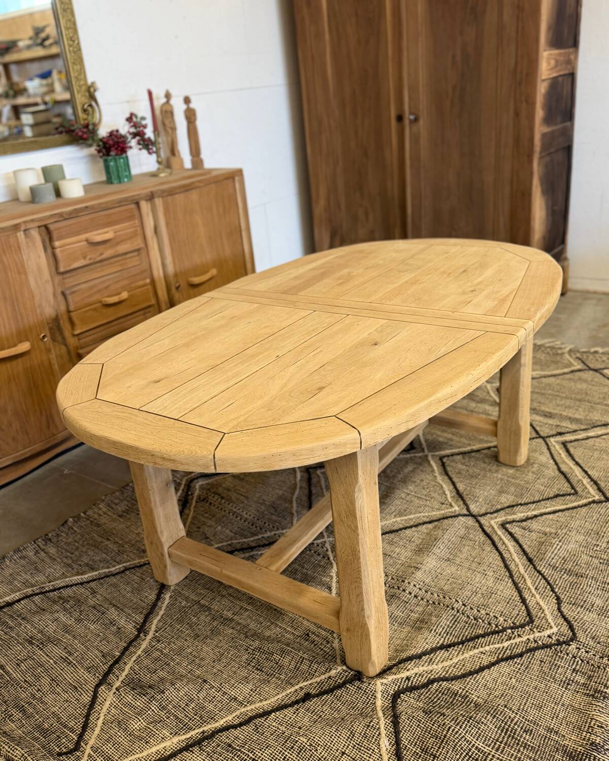 Extendable farmhouse table in solid oak