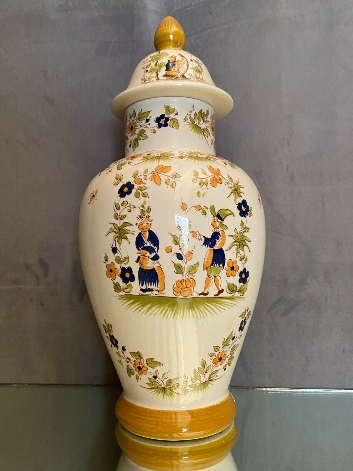 Potiche in earthenware decoration Old Moustiers XVIIIth