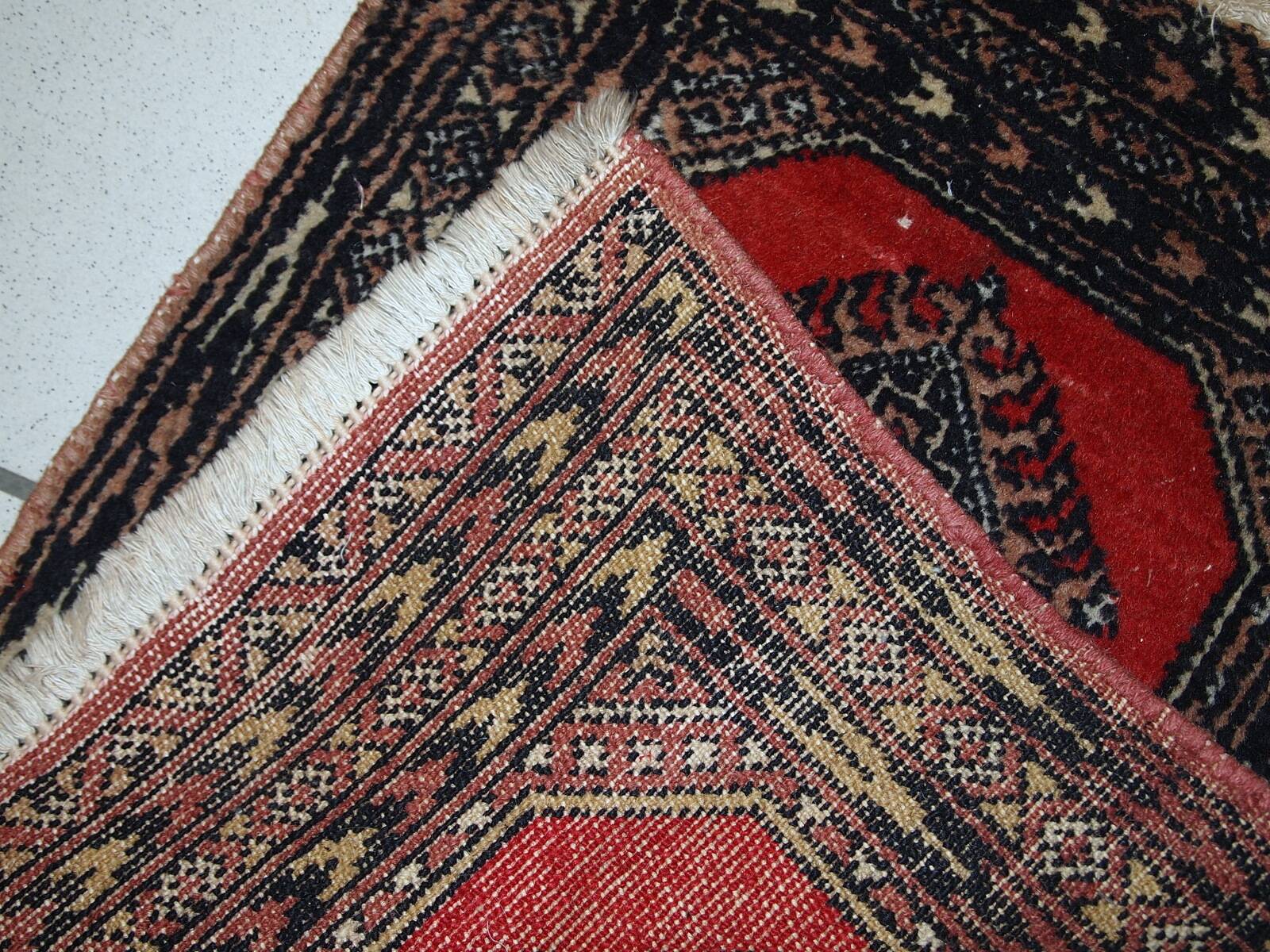 Tapis vintage fait main Lahore en laine rouge (45cm x 58cm) – Années 1970