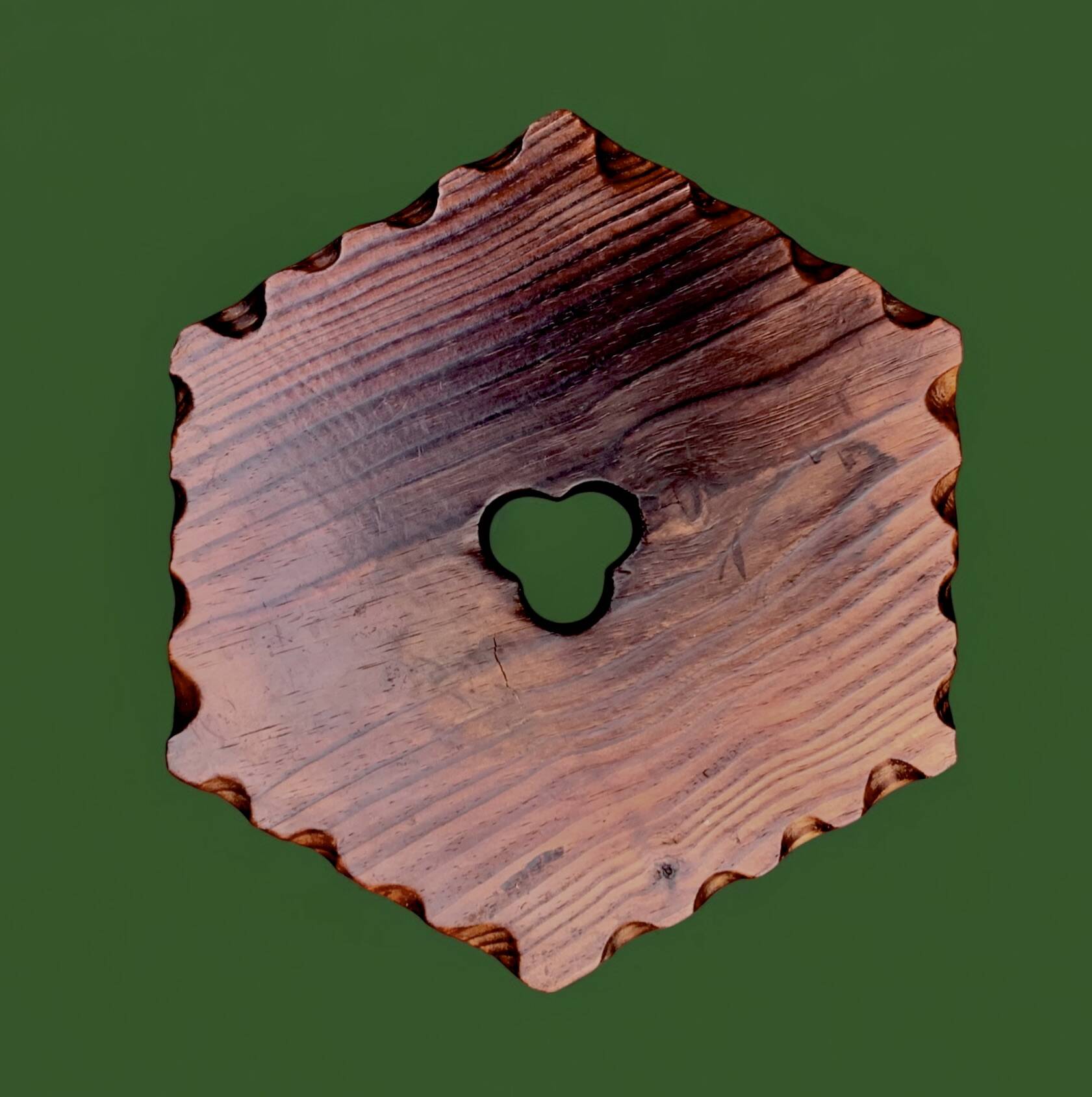 Ancien tabouret tripode brutaliste en bois massif