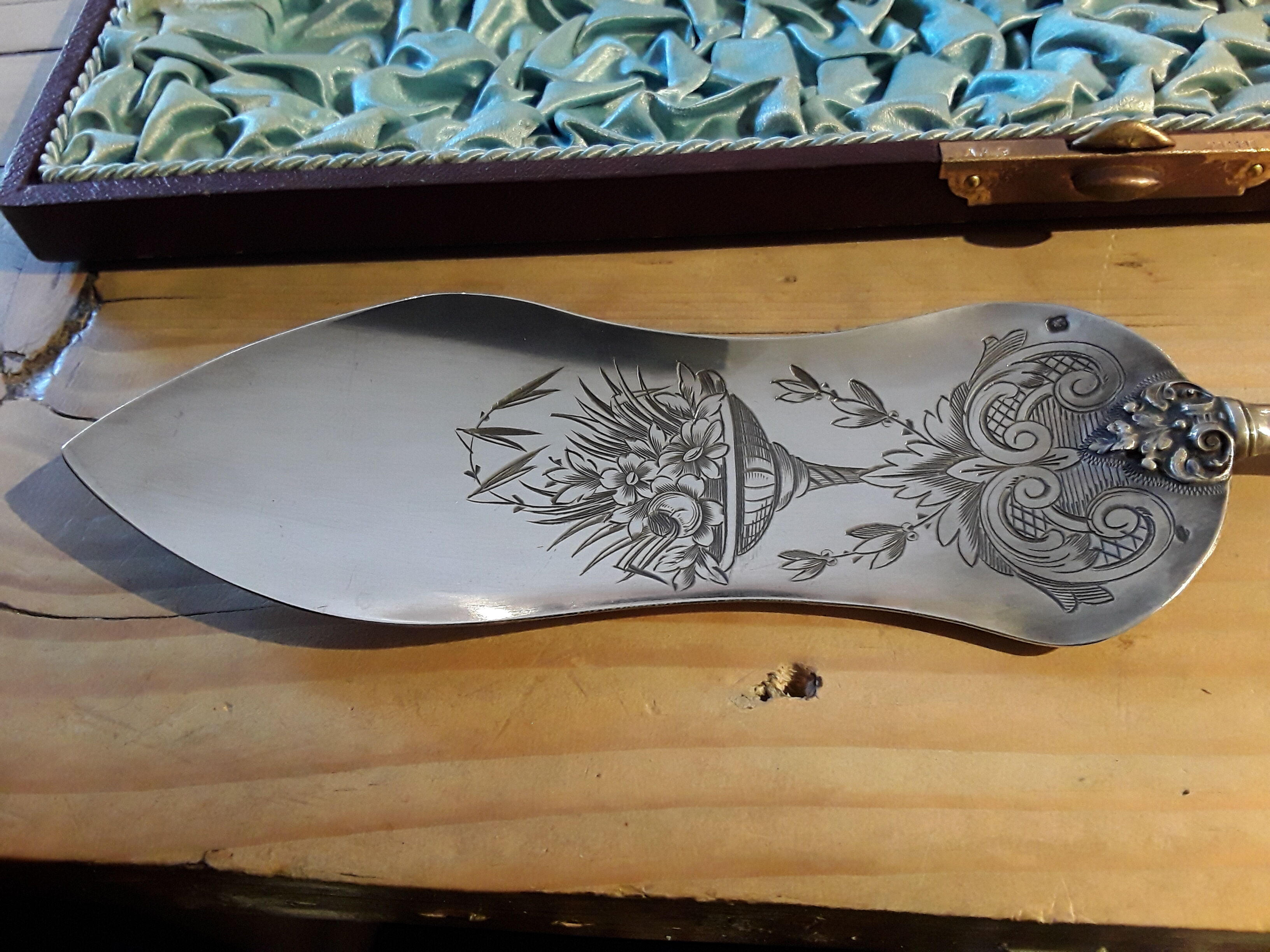 Filled silver pie shovel