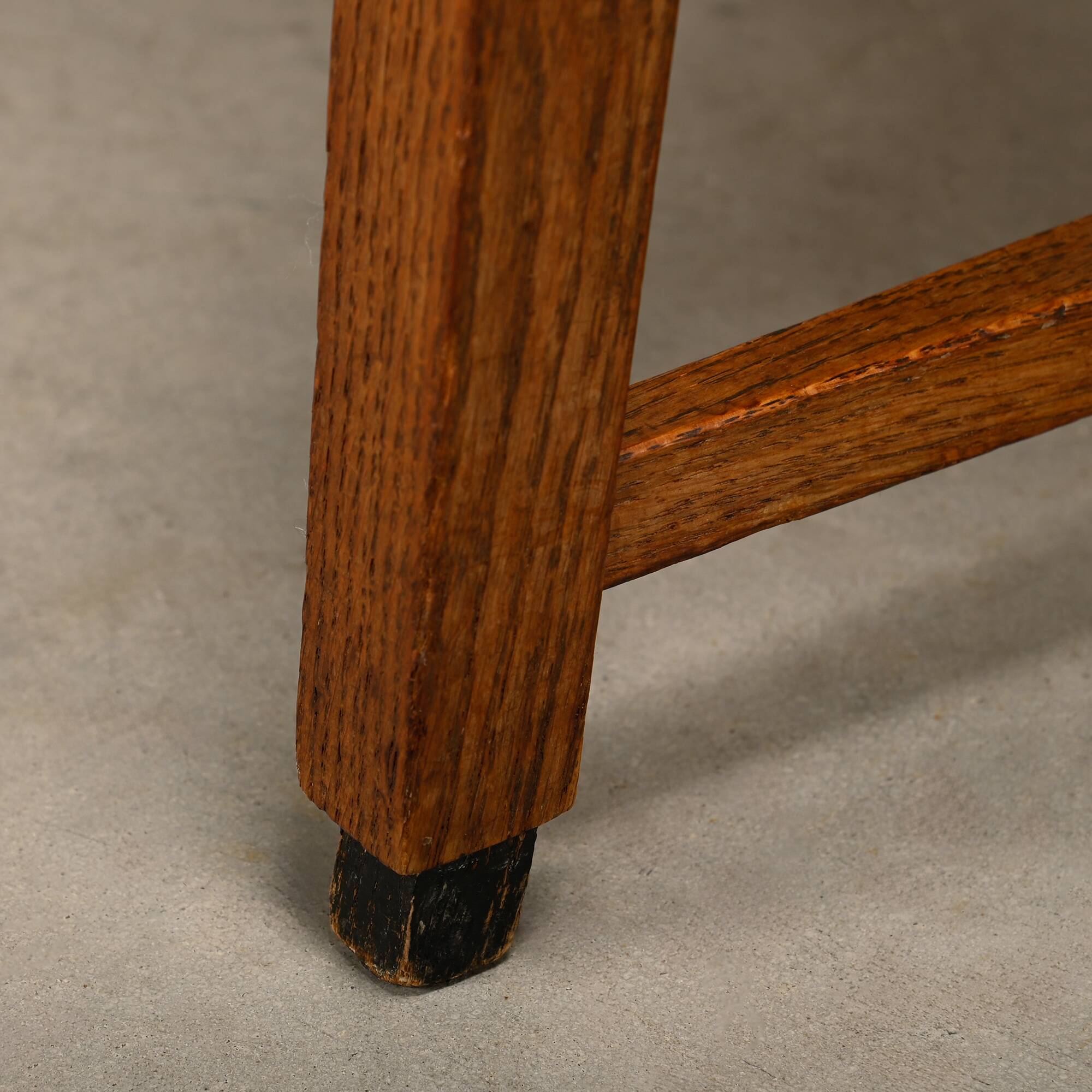 Table d'appoint octogonale en chêne de l'École de La Haye Art Déco architecturale