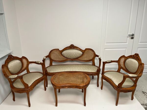 Salon Louis XVI canné et mouluré  médaillon