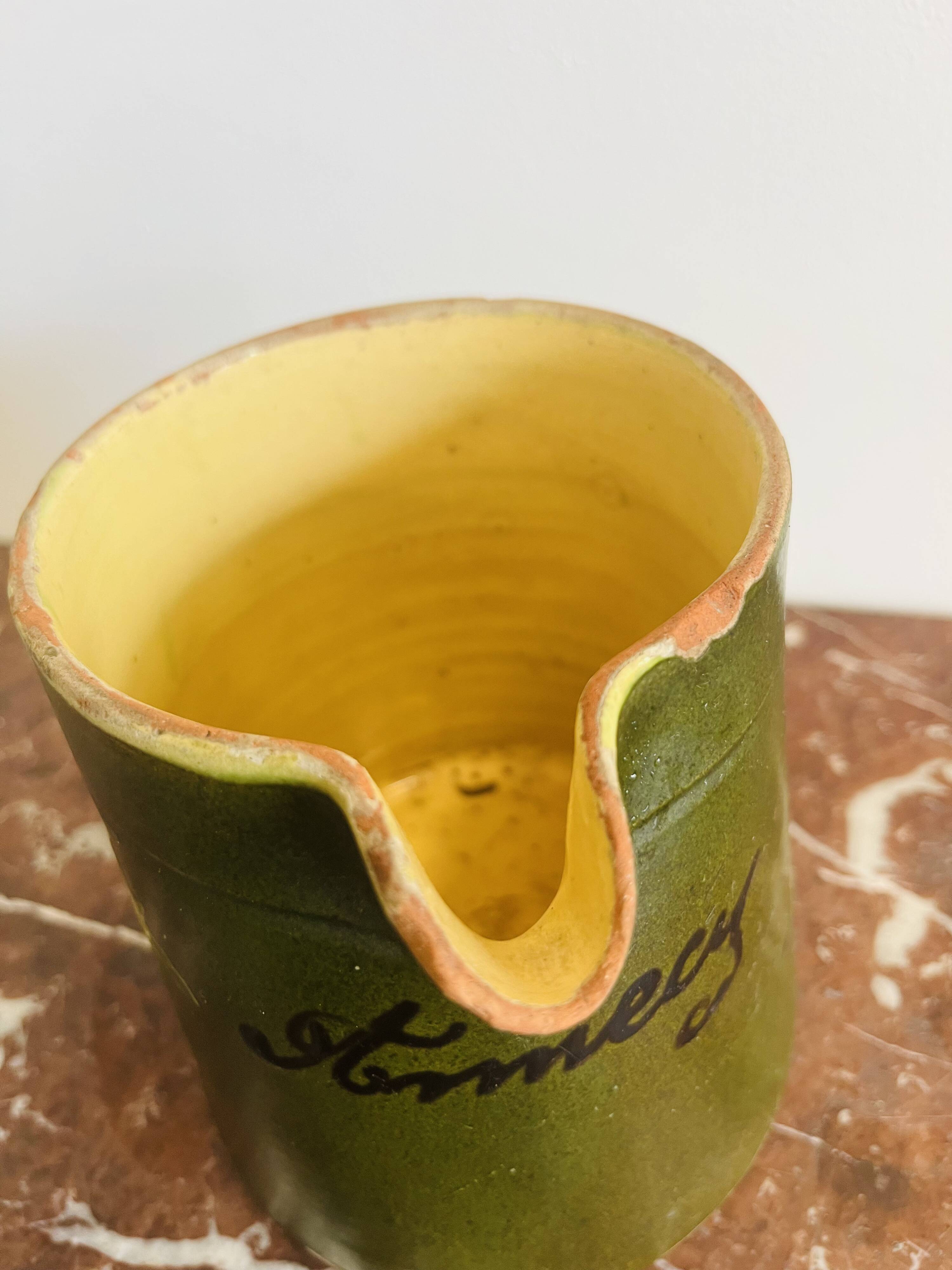 Ancienne poterie pichet savoyard vert à décor floral
