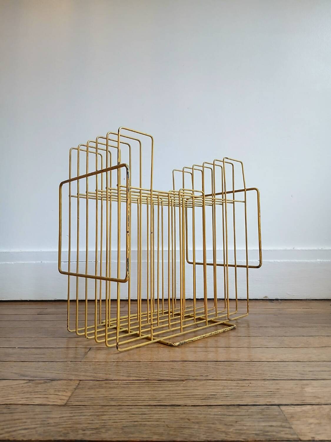 Vintage vinyl/magazine rack