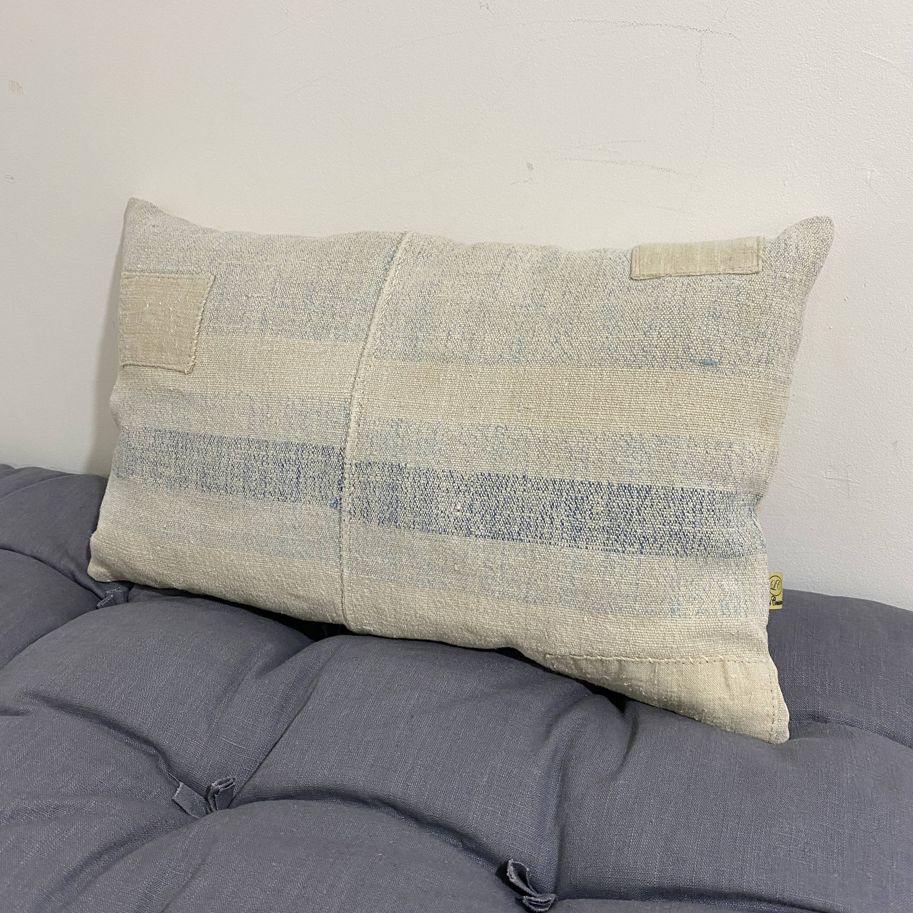 Coussin artisanal en toile ancienne style Kilim