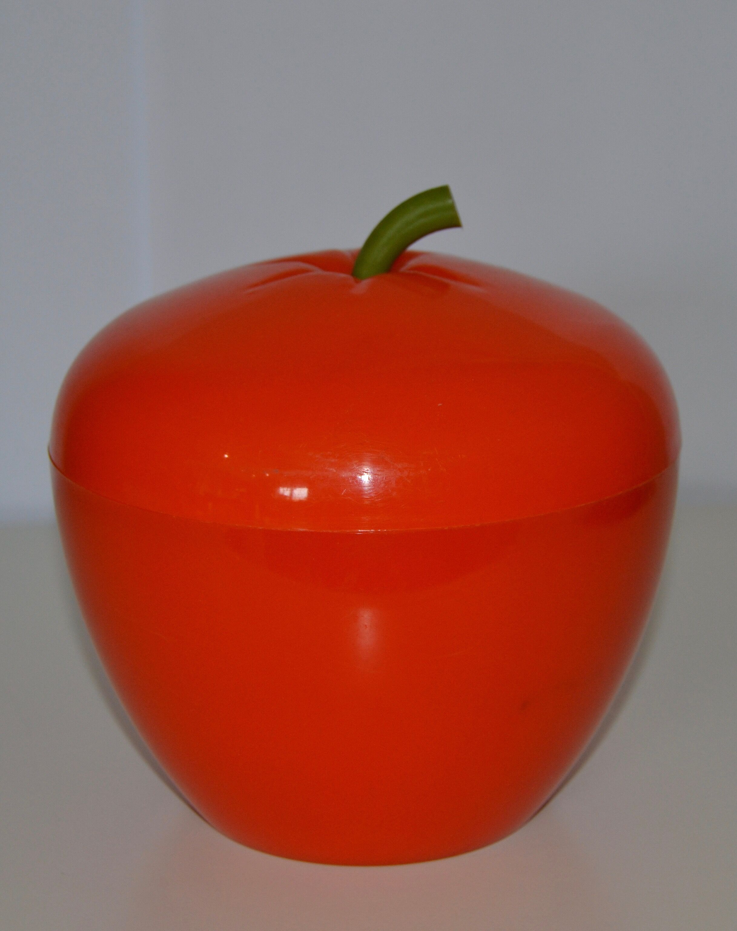 Apple orange bucket ice - 70 years