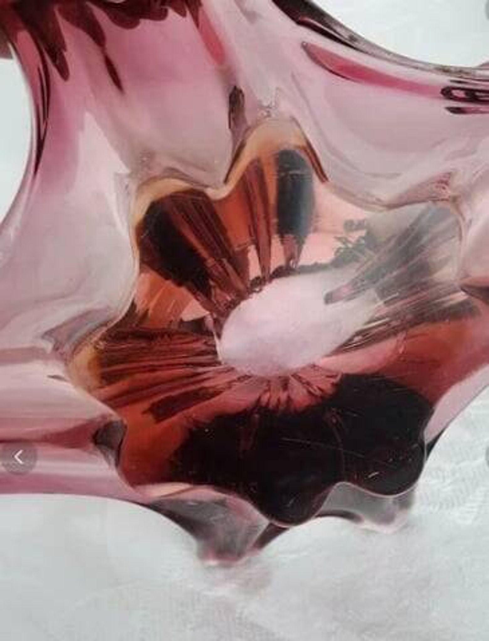 Grand centre de table en verre soufflé rose – design organique –