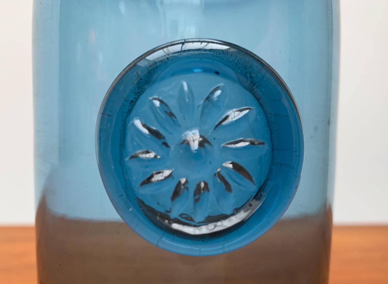 Vase en verre bleu vintage avec ornement de sceau