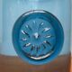 Vase en verre bleu vintage avec ornement de sceau
