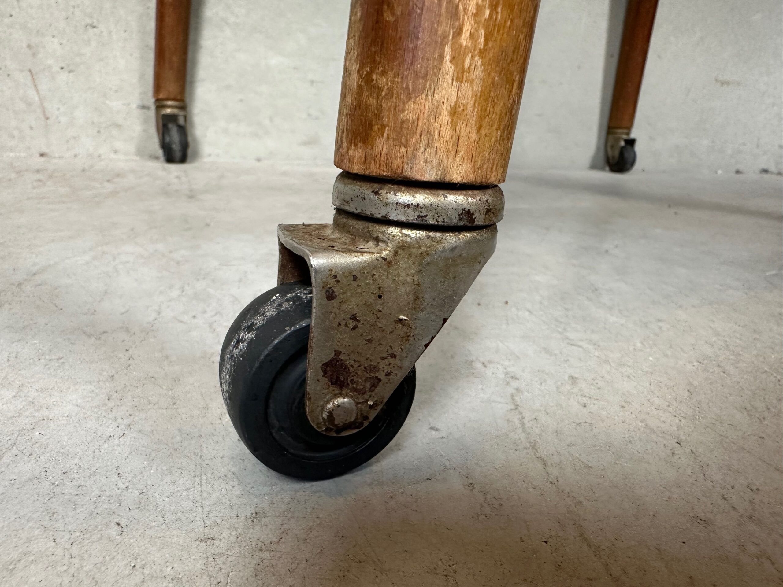 Vintage (tall) side table / plant table on wheels