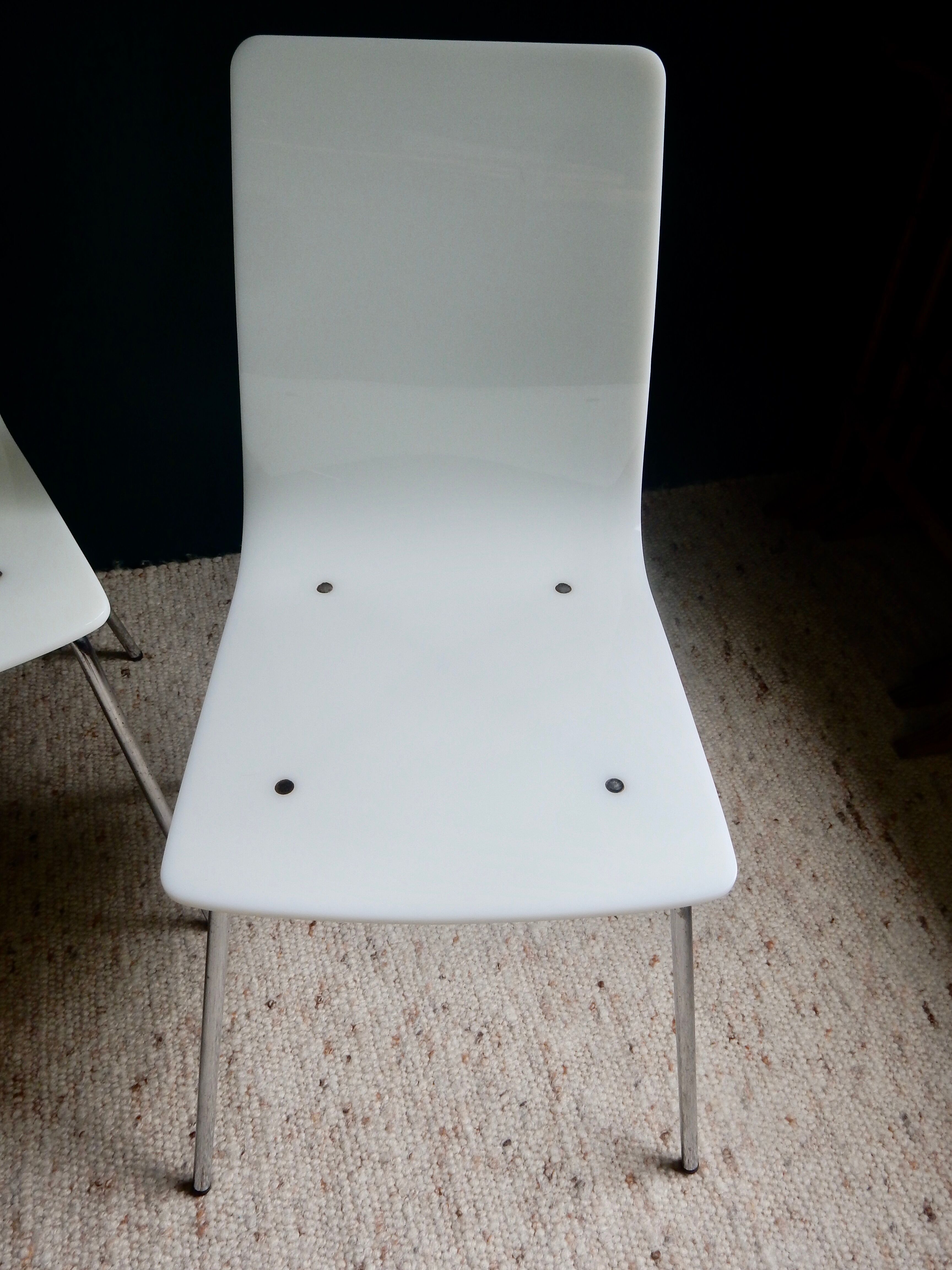 Paire de chaises blanches en plexiglas années 70