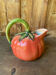 Pichet en barbotine tomate