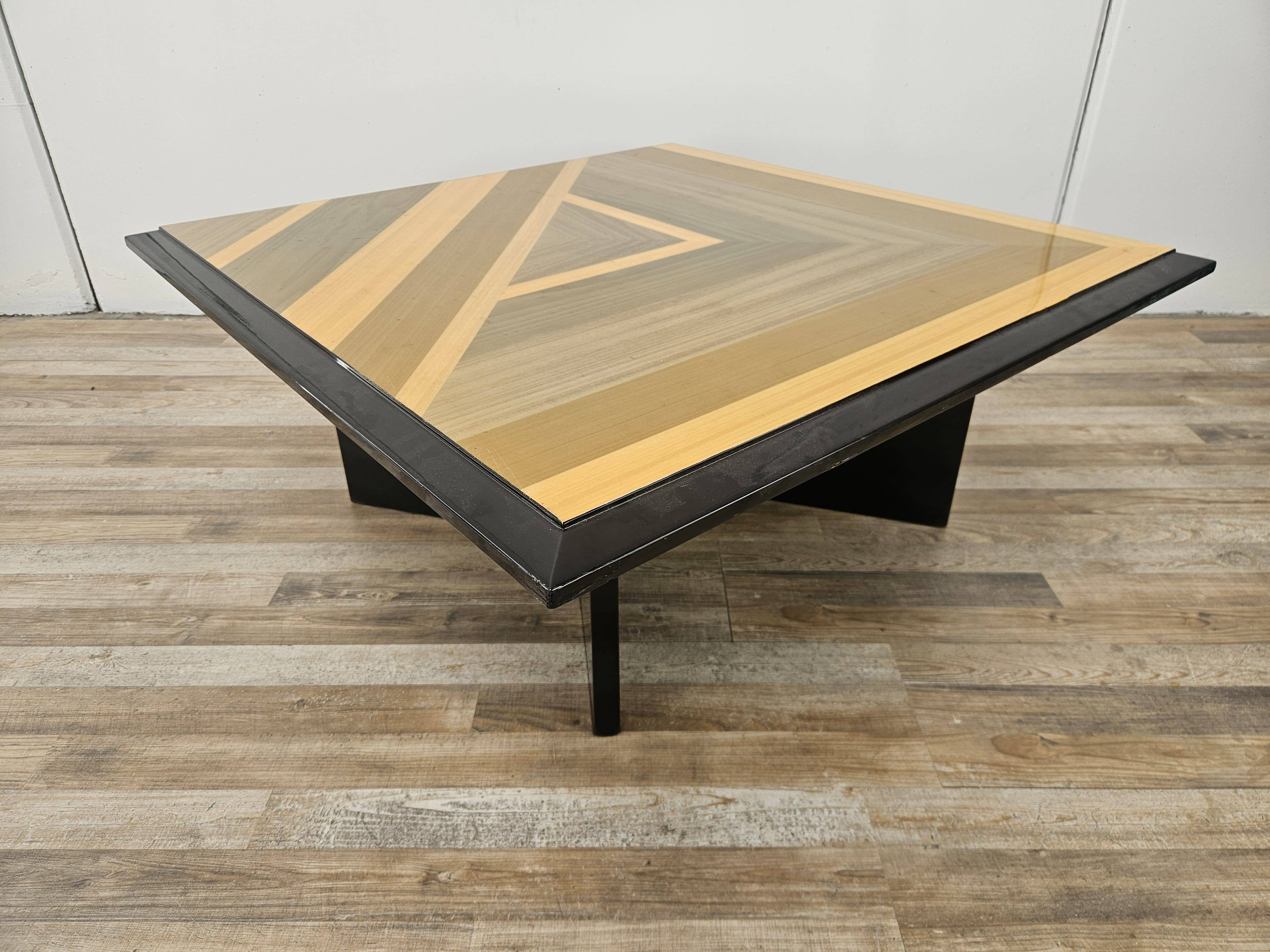 Table basse carrée des années 70 aux motifs géométriques