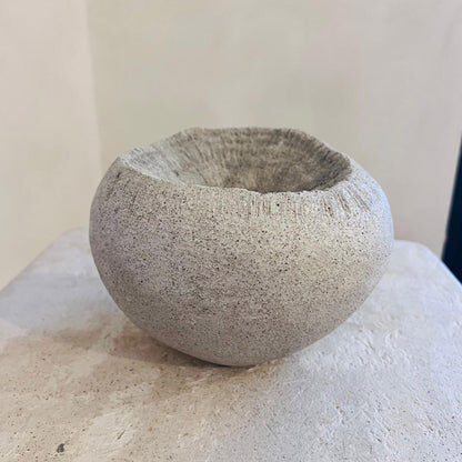 Omuro - artisanal pot in mineral cement