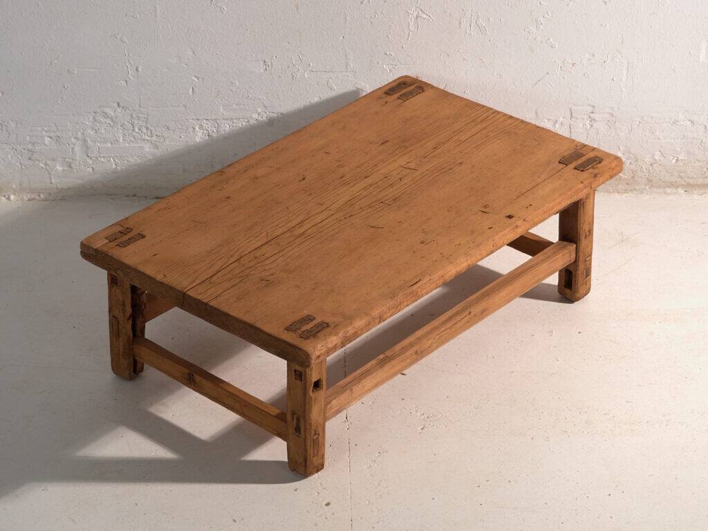 Table basse ancienne en bois de pin – Chine, vers 1890