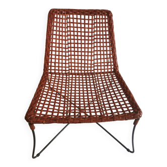 Modernist armchair in woven leather and black metal – 1960s–1970s