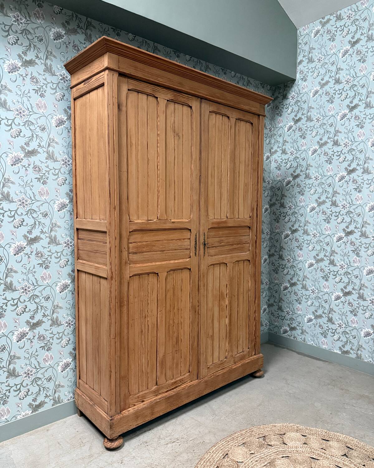 Grande armoire parisienne rénovée 