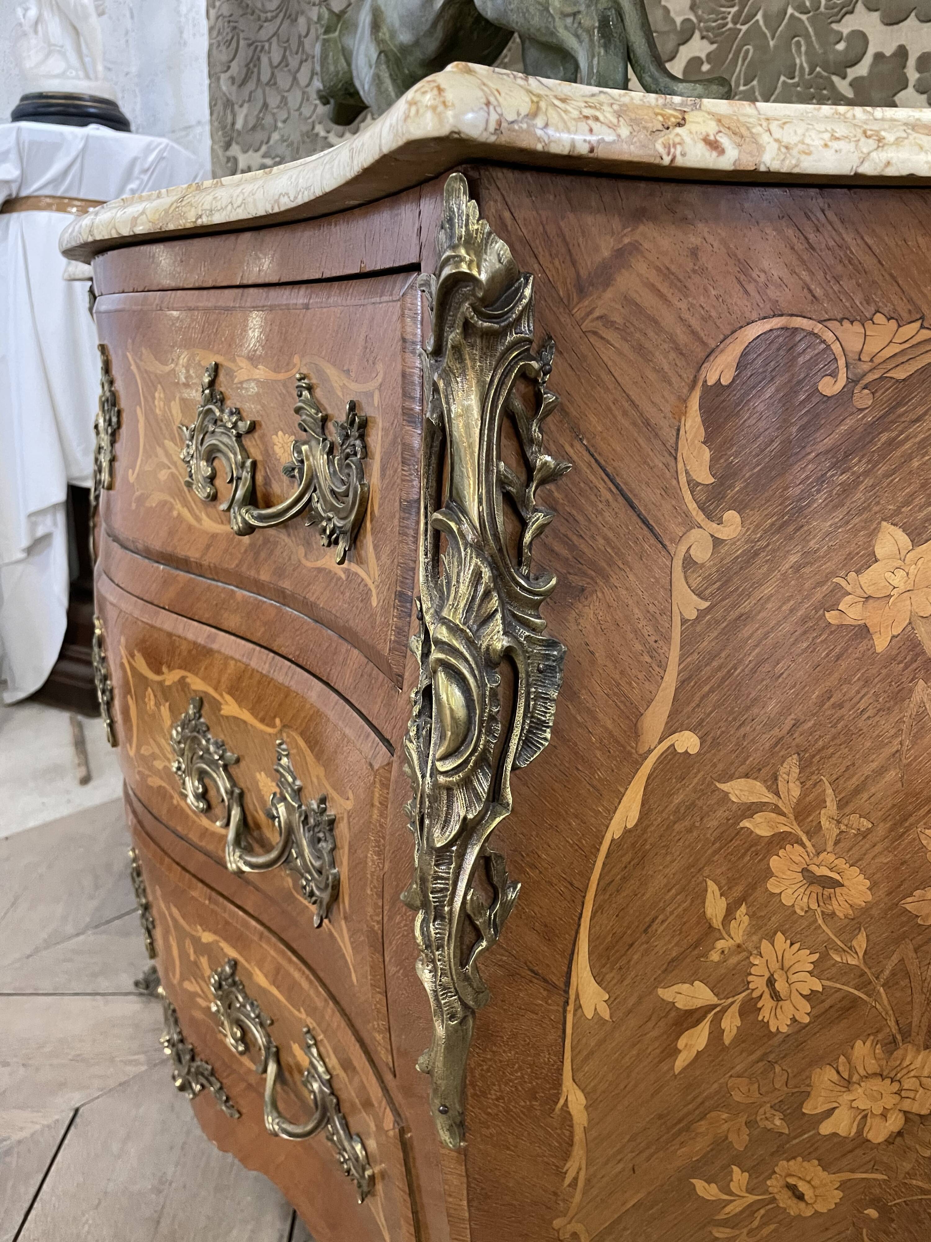 Louis XV style chest of drawers in marquetry