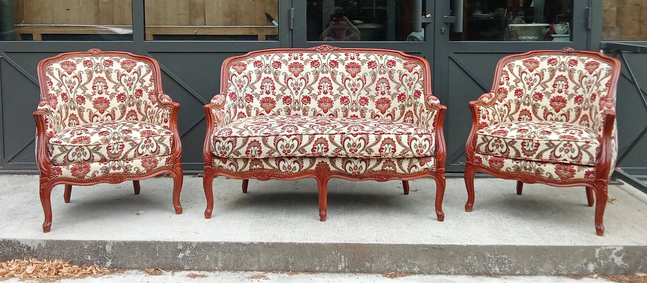 Antique salon with a banquette and Louis XV style bergère chairs.